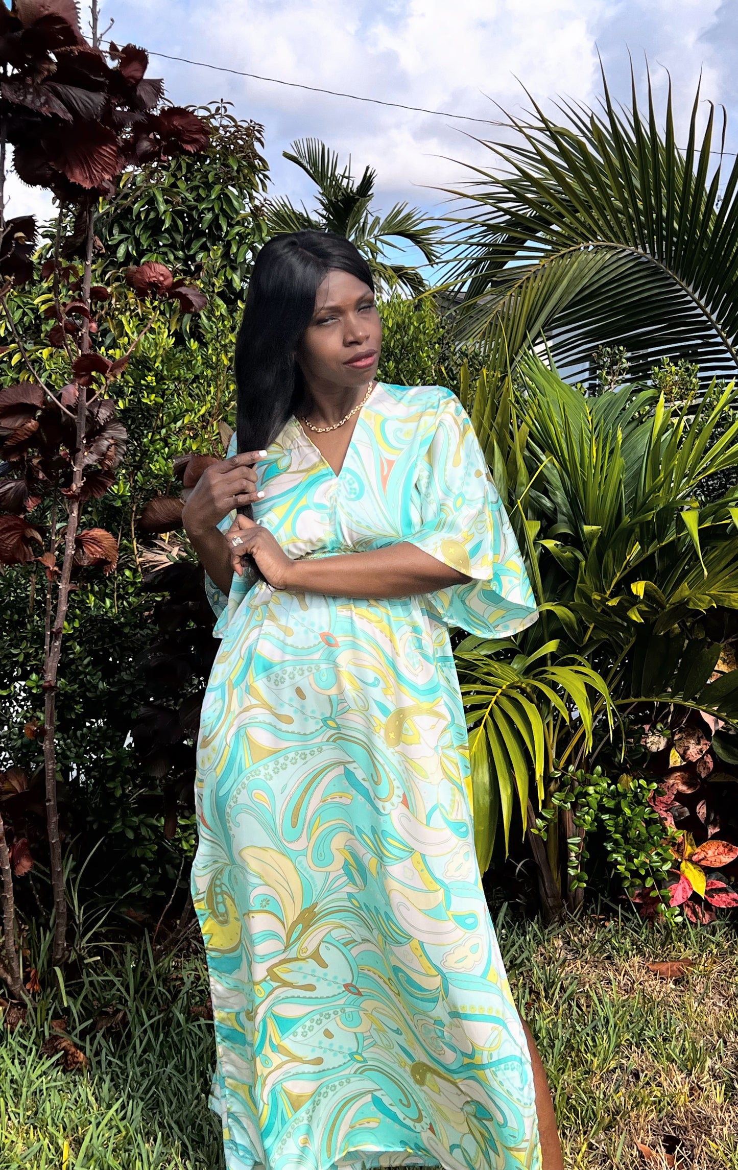 This gorgeous green print dress has a plunge V-neckline, side splits, an elasticated waist, and short sleeves with a romantic V cut open back. Made with a lightweight woven fabric.